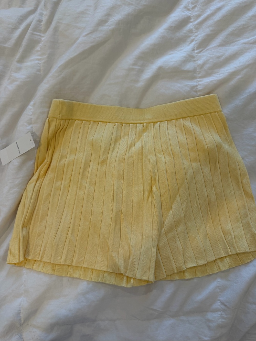 Abercrombie - Ribbed Knit Women’s Shorts in Yellow - Picture 4 of 4